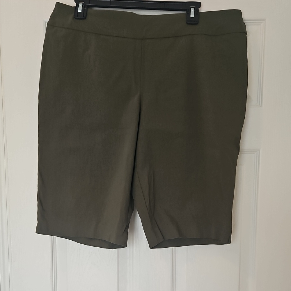 Green Bermuda Shorts with Tailored Fit